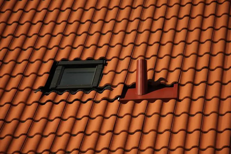 Roof window with roller shutter